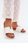 Жіночі сандалі на корковій платформі з декоративним елементом білі Vessira