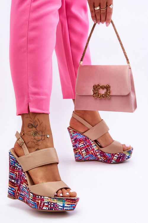 Жіночі босоніжки на танкетці бежеві Calderia