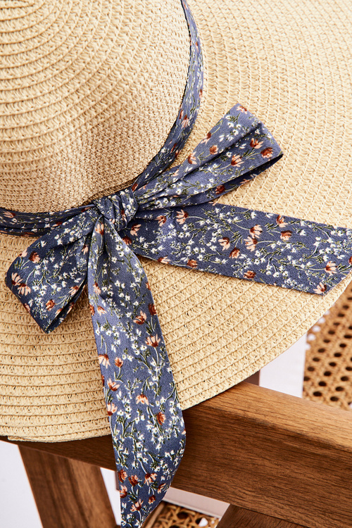 Модна шапка з бантом з матеріалу світло-бежевого кольору