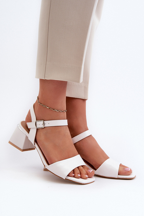 Жіночі білі босоніжки Leisha на каблуці зі штучної шкіри