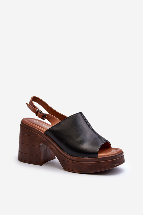 Елегантні жіночі босоніжки з бежевої екошкіри на блочному каблуці Vattima