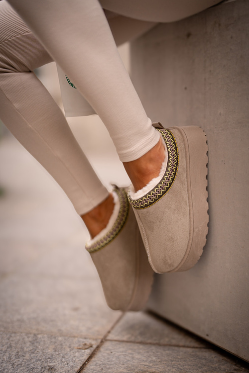 Жіночі зимові чоботи на платформі, утеплені хутром зеленого кольору