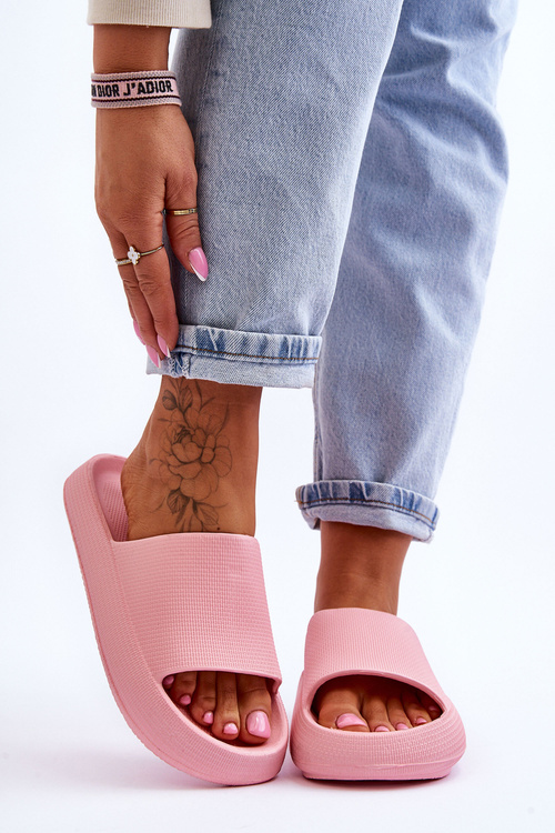Модні світлі шльопанці на масивній підошві рожевого кольору Rebel