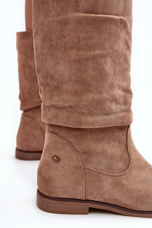 Жіночі чоботи на плоскій підошві зі плісированою верхньою частиною бежевого кольору