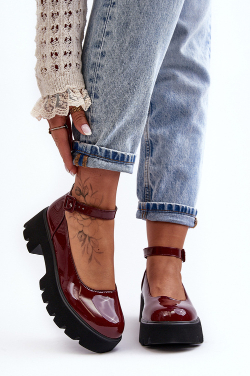 Жіночі лаковані туфлі на низькому каблуці з пряжкою бордового кольору Owena