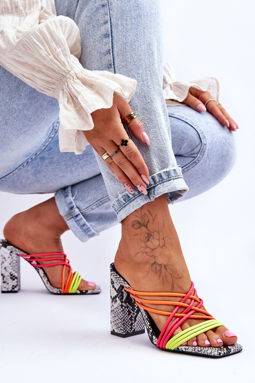 Тапочки на високих підборах із змійчастими ремінцями Neon Beckie