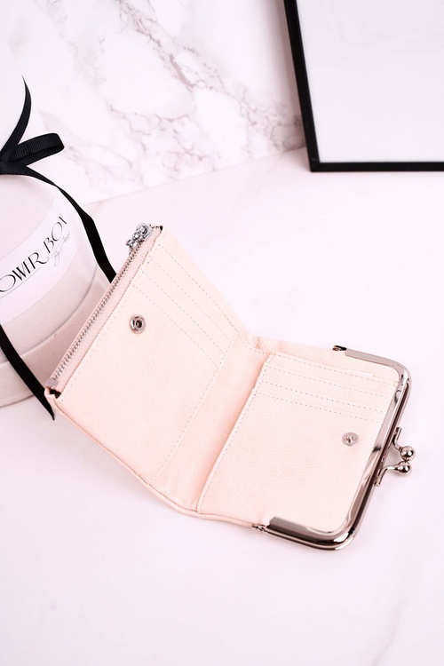 Маленький жіночий гаманець застібається на гачок бежевого кольору