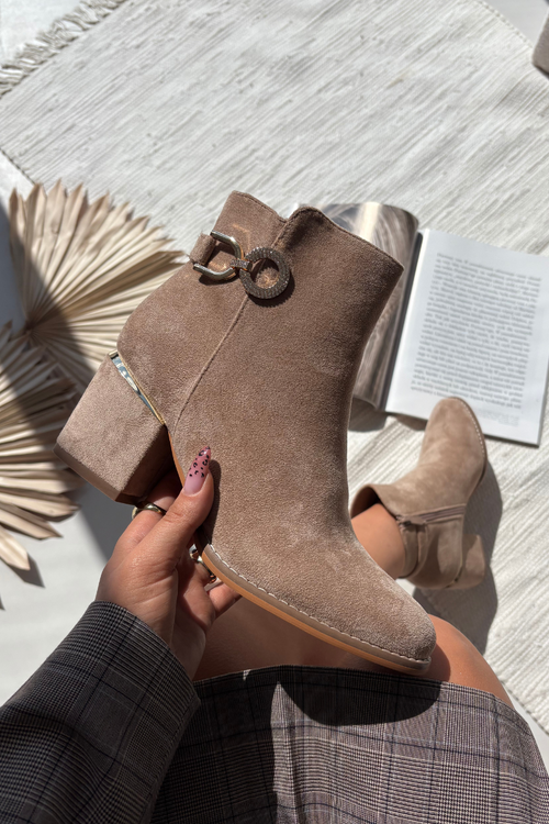 Зуття жіночі утеплені з золотими деталями на підборах бежеві Dorisse