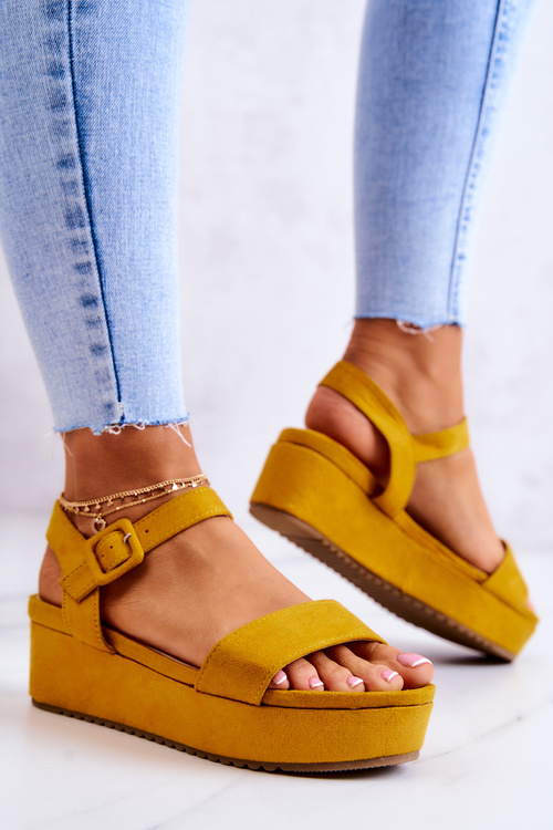 Замшеві босоніжки на платформі жовтого кольору