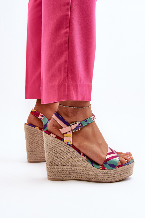 Босоніжки на танкетці з малюнком і різнокольоровою плетеною аніхазрою