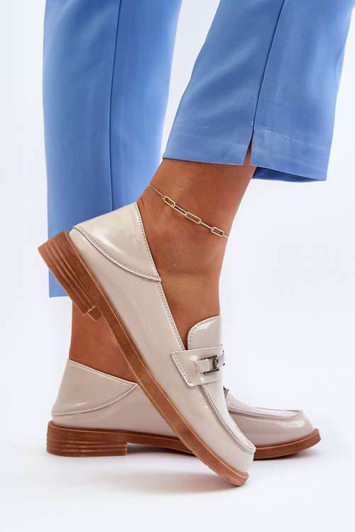 Жіночі лаковані бежеві лофери Nurea