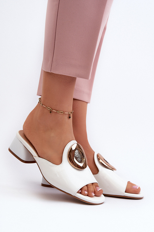 Елегантні лаковані жіночі мюлі на низькому каблуці з золотим декором білого кольору Uzimila