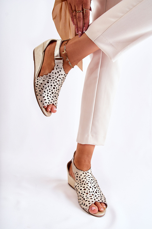 Шкіряні ажурні босоніжки на танкетці золоті Sellena