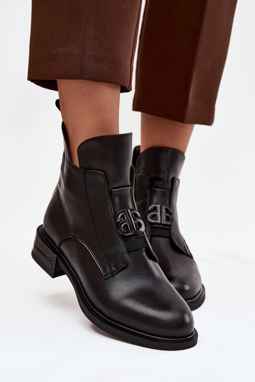 Обігріті шкіряні жіночі чоботи з декоративним елементом чорні Briselda