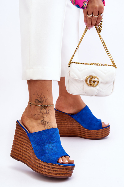 Легкі шльопанці на масивній платформі синього кольору. Гарна атмосфера