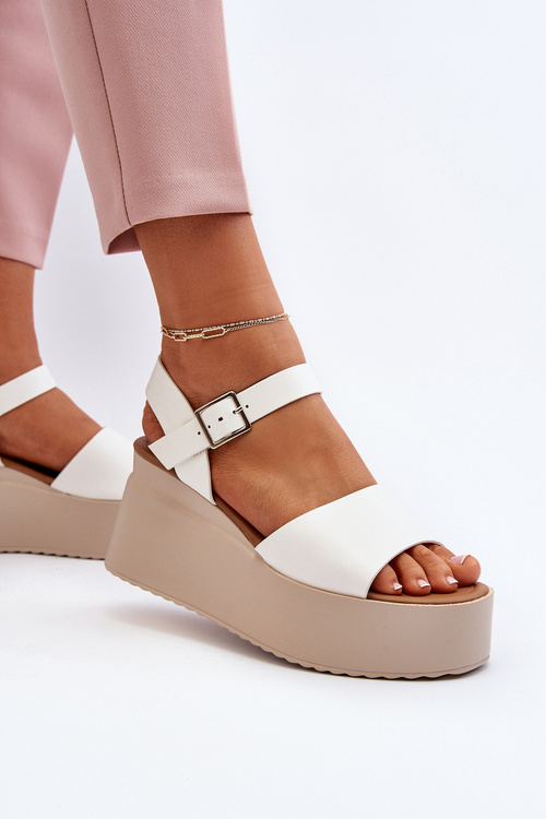 Жіночі босоніжки на танкетці білі Geferia