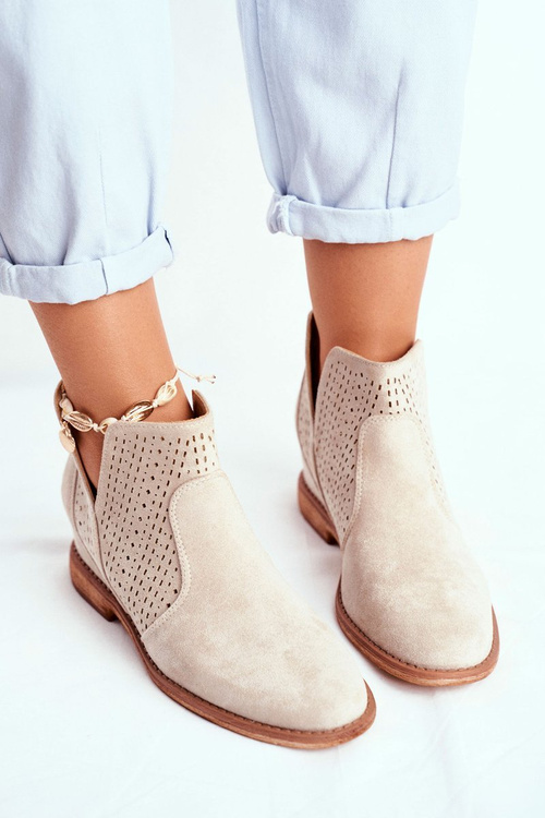 Жіночі замшеві ажурні чоботи на плоскій підошві відтінків капучино