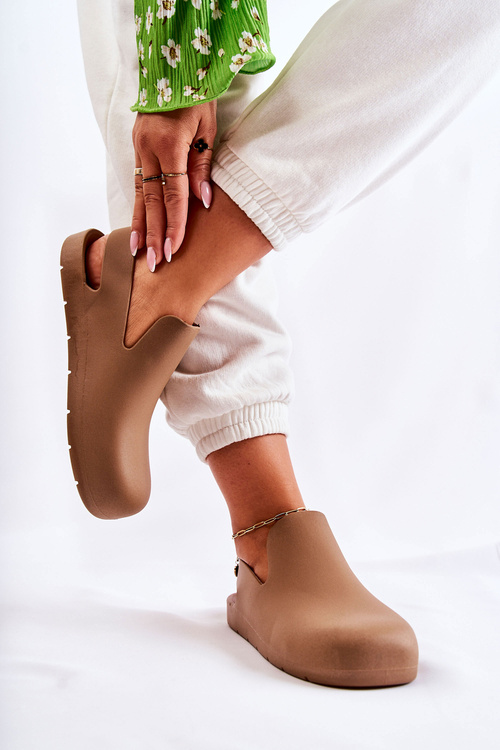 Модні гумові сабо коричневого кольору Meriko