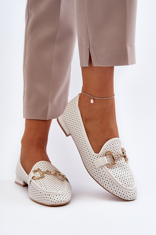 Жіночі мокасини на плоскій підошві з прикрасами білого кольору Iluvana