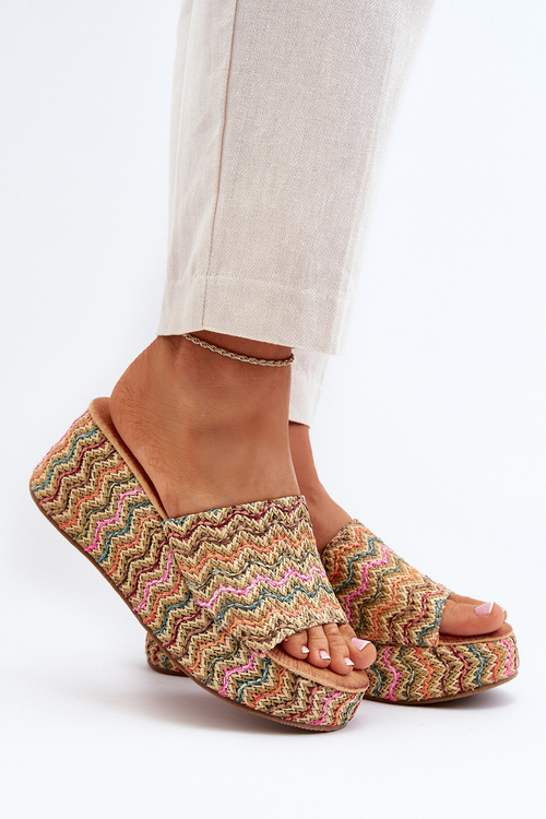 Жіночі бежеві босоніжки Vanarila на танкетці