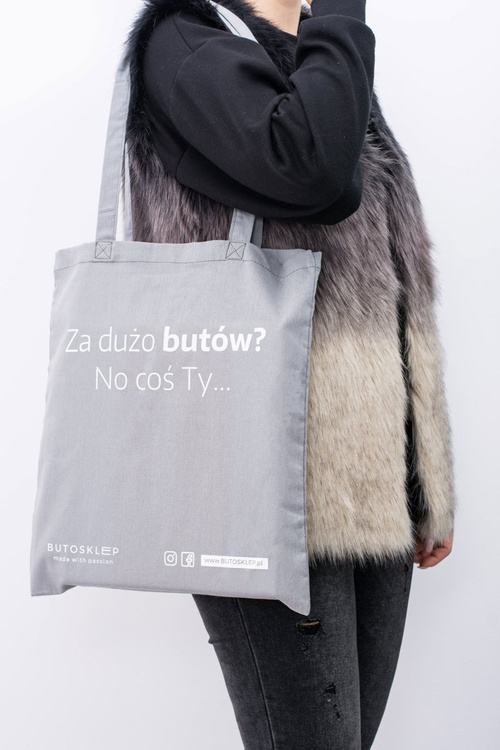 Сіра полотняна сумка, занадто багато взуття