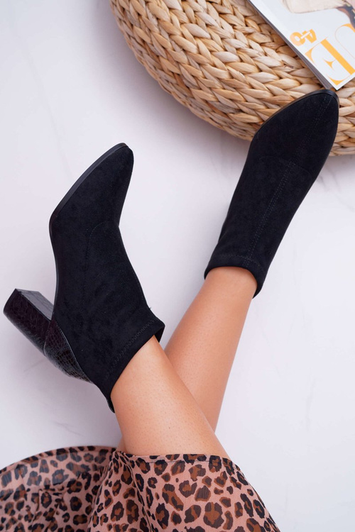 Жіночі замшеві чоботи на шпильці чорного кольору