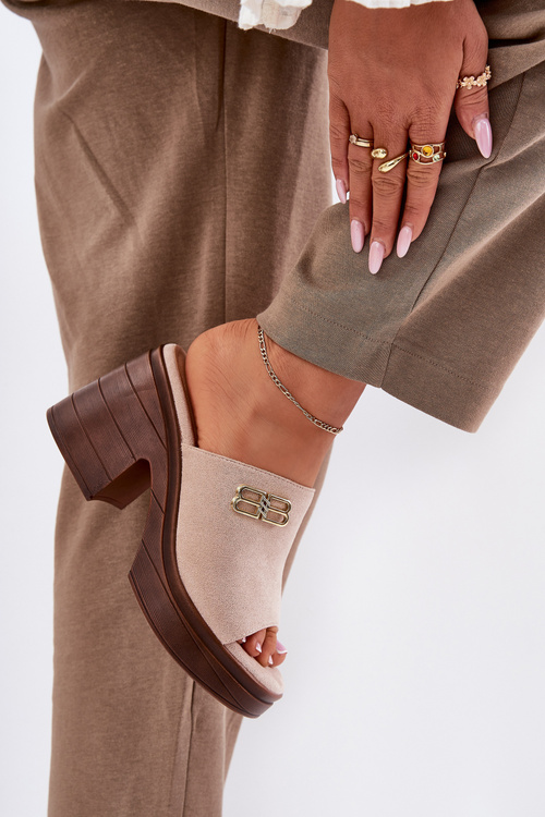 Жіночі сандалі на масивному каблуці зі золотим елементом Vinceza 17400 бежеві