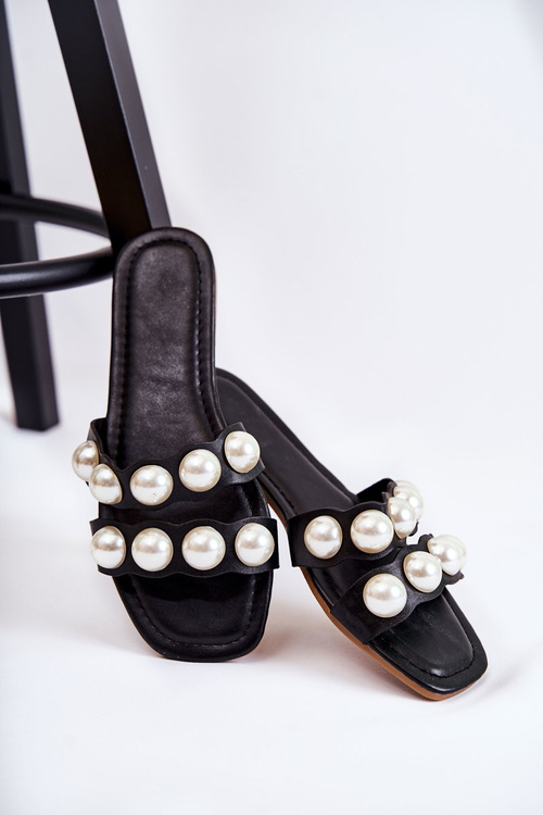 Жіночі шкіряні тапочки з декоративними перлами чорного кольору Lasello