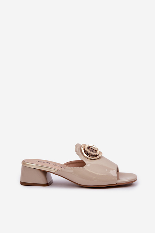 Елегантні жіночі сандалі на низькому каблуці з декоративними елементами бежеві Feledis