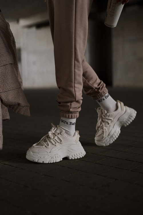 Жіночі кросівки на масивній підошві світло-бежевого кольору Nevela