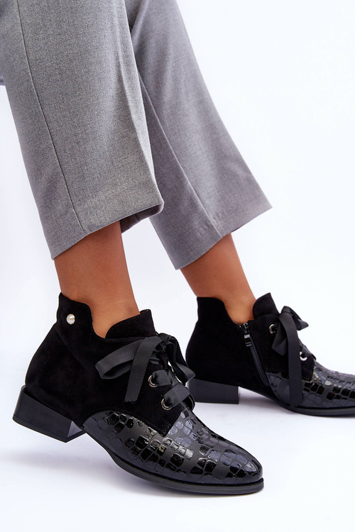 Жіночі туфлі на плоскій каблуці зі шнурівкою чорного кольору Meroni