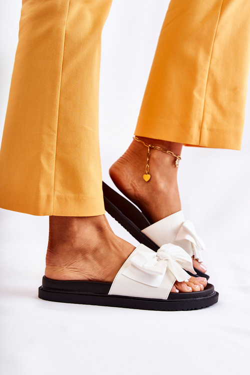 Класичні жіночі шкіряні тапочки з бантом білого кольору Dessy