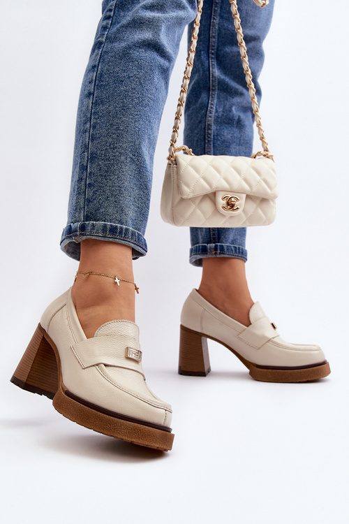 Шкіряні туфлі на опорі з золотистим декором світло-бежева Mikeyla