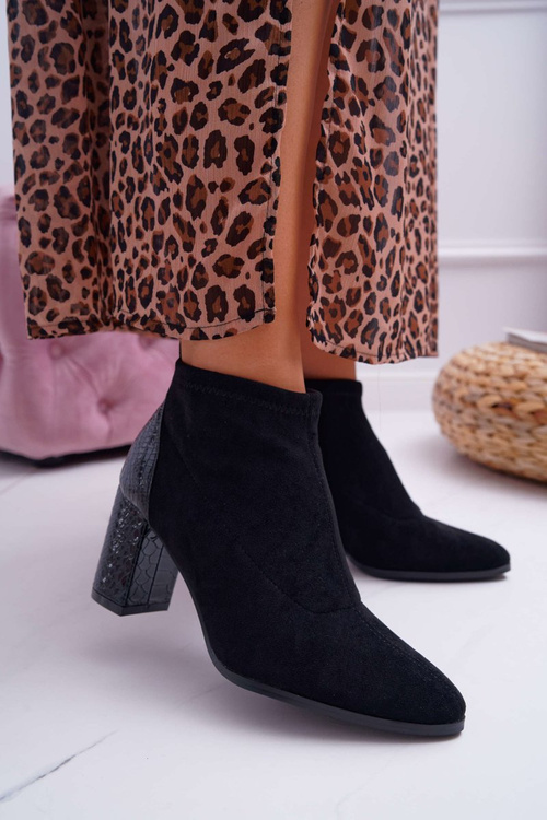 Жіночі замшеві чоботи на шпильці чорного кольору