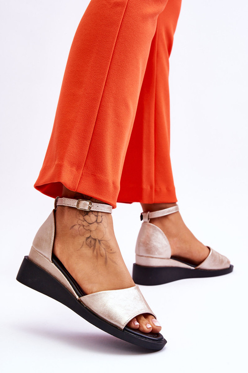 Жіночі класичні шкіряні босоніжки на танкетці Gold Truett