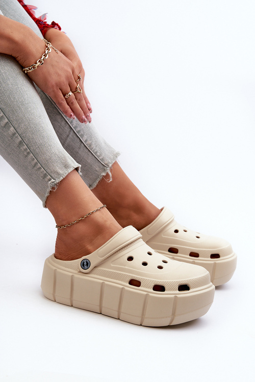 Жіночі пінопластові босоніжки на платформі бежевого кольору Itubia