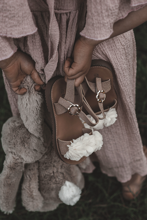 Модні дитячі босоніжки з квіточками Бежево-золоті полі