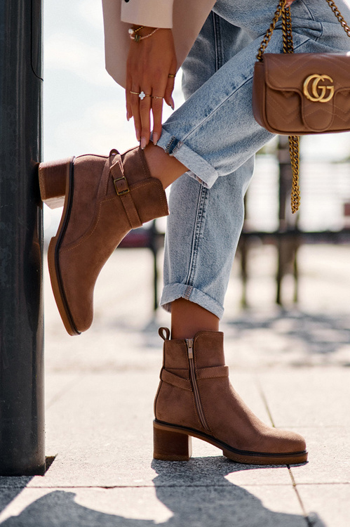 Коричневі замшеві чоботи з пряжкою Neste