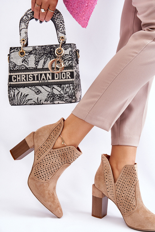 Модні замшеві ажурні чоботи на підборах бежеві Genevi