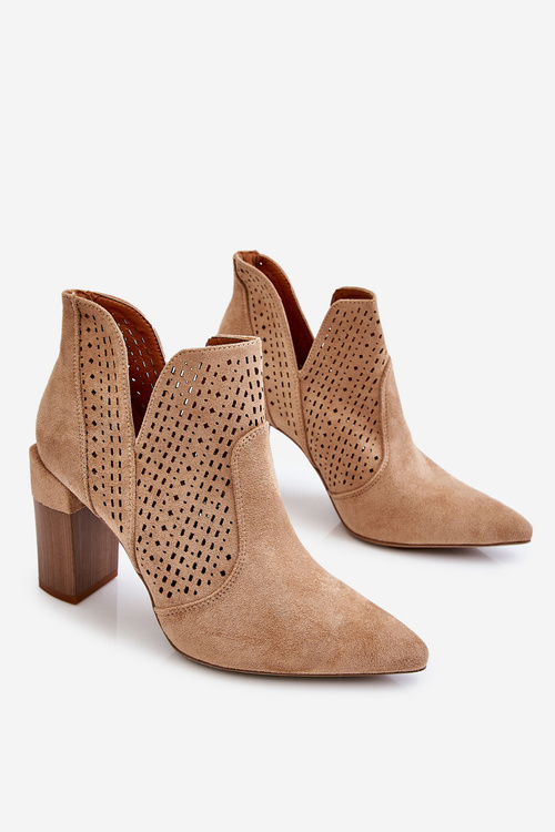 Модні замшеві ажурні чоботи на підборах бежеві Genevi