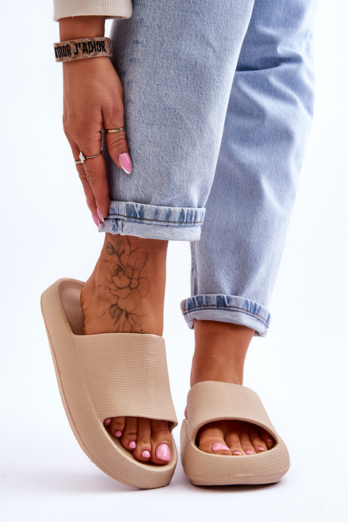 Модні світлі шльопанці на масивній підошві бежеві Rebel