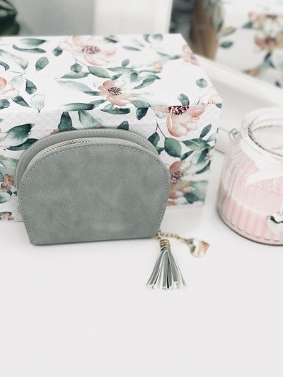 Сірий жіночий гаманець з китицею