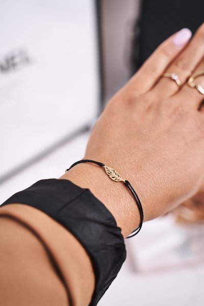 Жіночий браслет із золотим пером. Чорна нитка з птахом