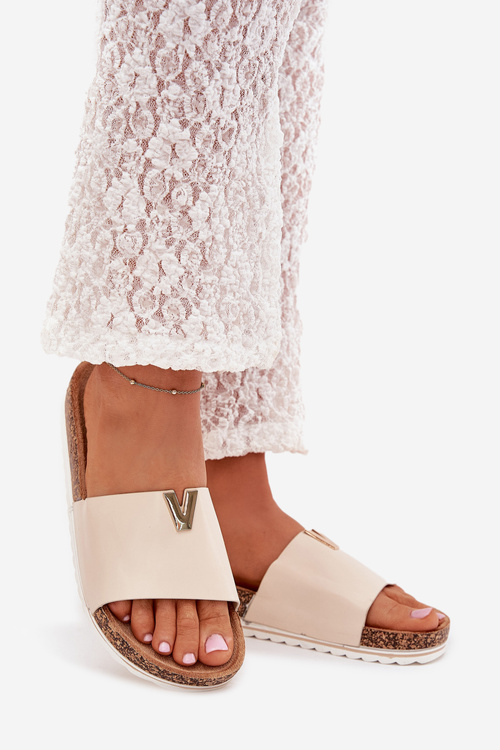 Жіночі сандалі на корковій платформі з декоративним елементом бежеві Vessira