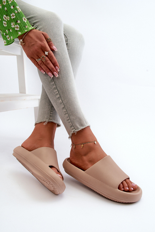 Жіночі легкі поролонові шорти на товстій підошві темно-бежевого кольору Querceria