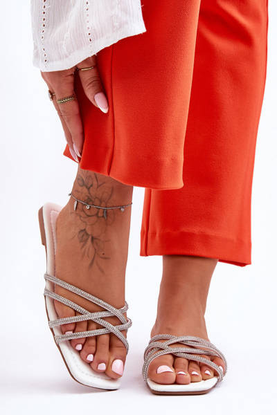 Жіночі босоніжки зі смужками і стразами білі Leomi