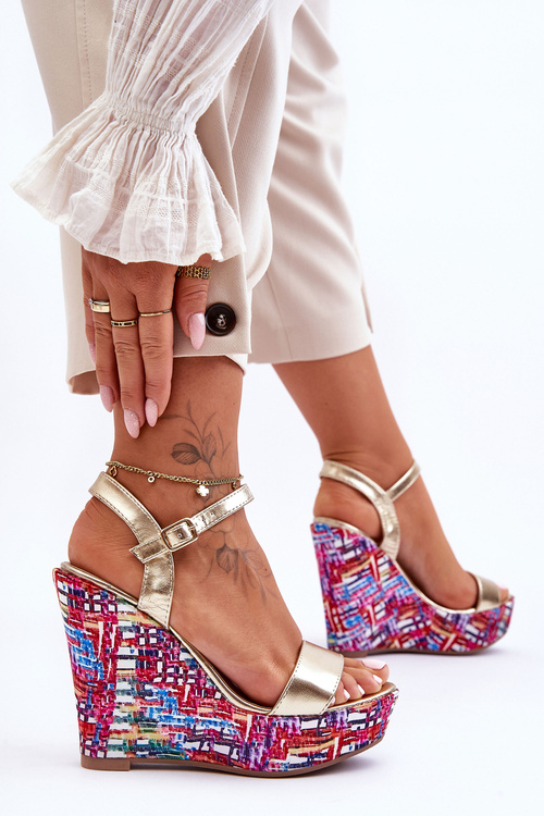 Жіночі босоніжки на кольоровій танкетці золоті Malibu