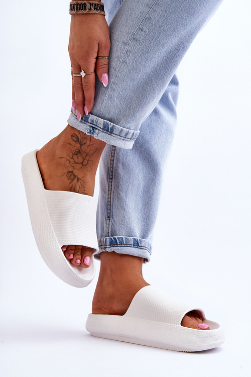 Модні легкі шльопанці на масивній підошві Rebel White