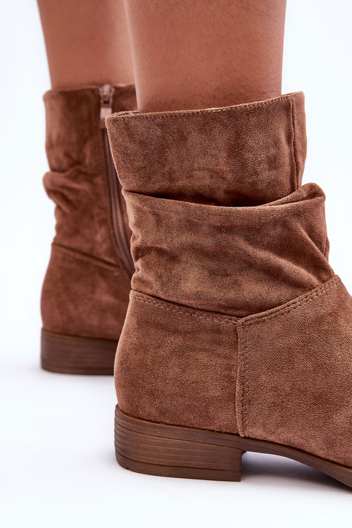 Замшеві хвилясті ботильйони на плоскій підошві коричневого кольору Manuvia