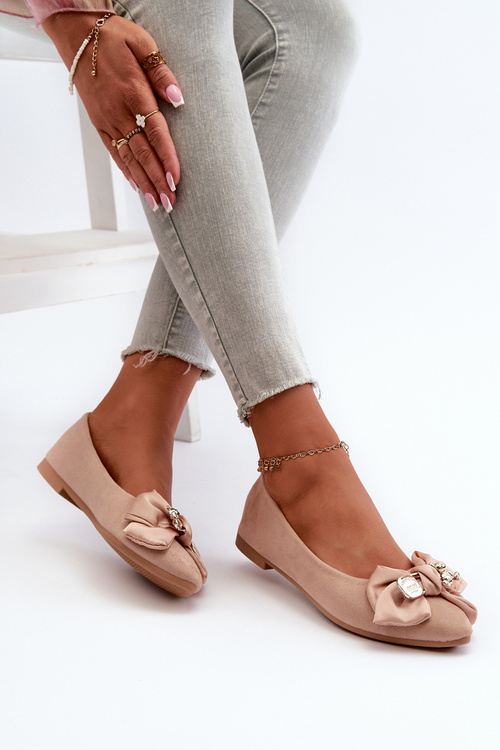 Жіночі еко-замшеві туфлі-балетки з бантом і брошкою бежеві сатрі